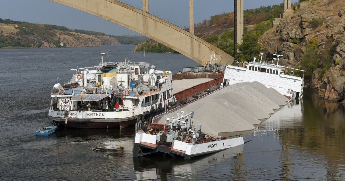 корабель сів на мілину_4 / © УНІАН