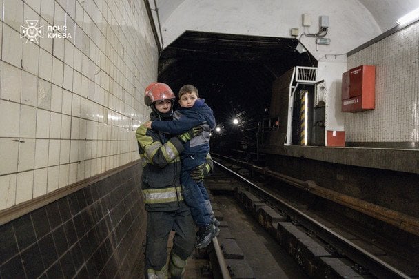 Евакуація людей з заблокованих поїздів метро / © ДСНС