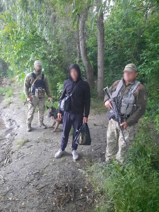 Плив на подушці з картою "від руки": прикордонники перехопили чоловіка на кордоні