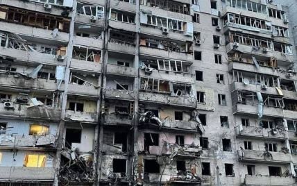 Який вигляд має київська багатоповерхівка після нічного ракетного обстрілу: фото, відео