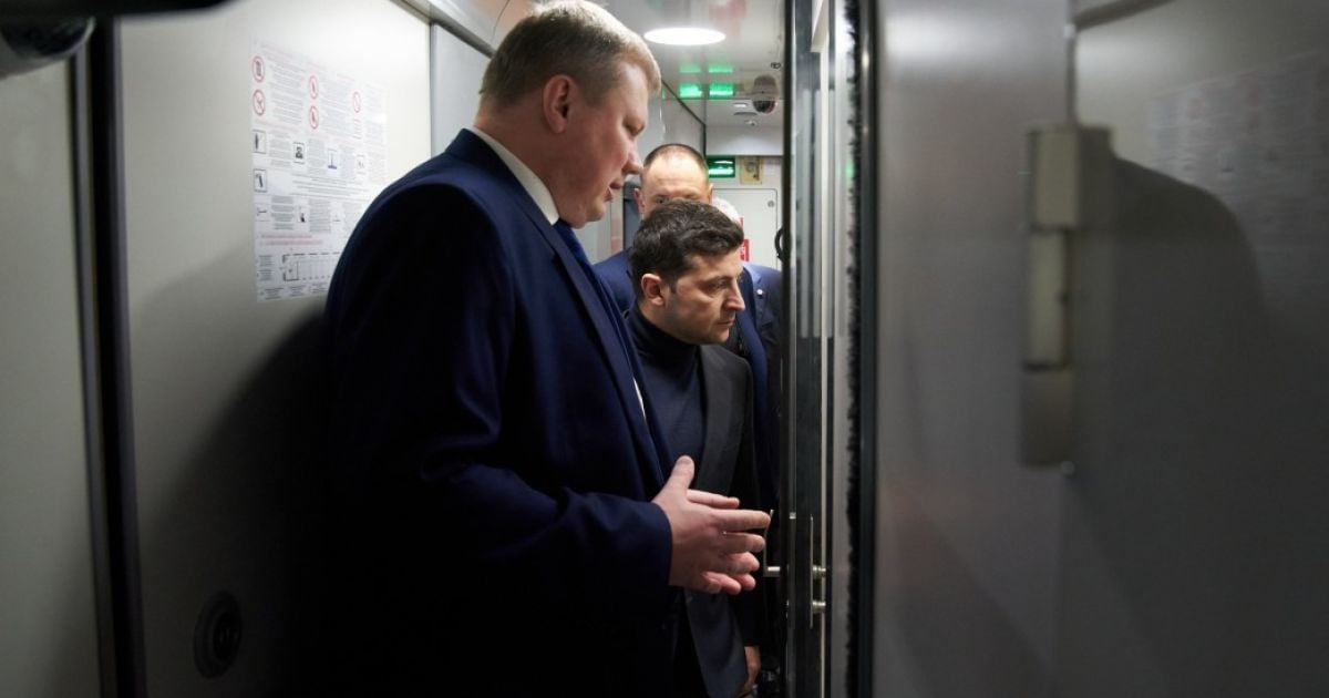 "У нас в Україні зади нормальні". Зеленський пожартував під час огляду нового поїзда