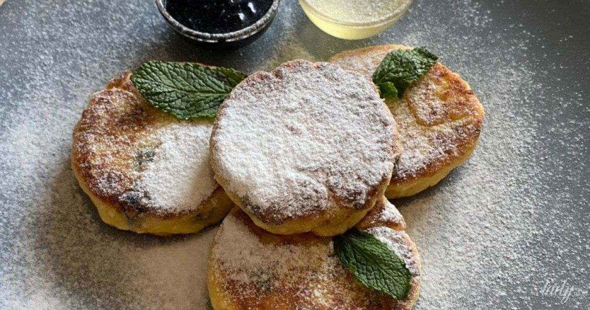 Рецепт нежных сырников с изюмом: готовим вкусный завтрак