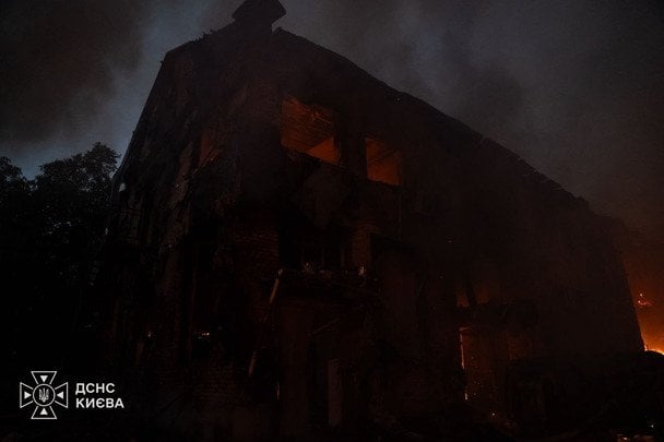 Росіяни вдарили по Києву балістикою. / © ДСНС