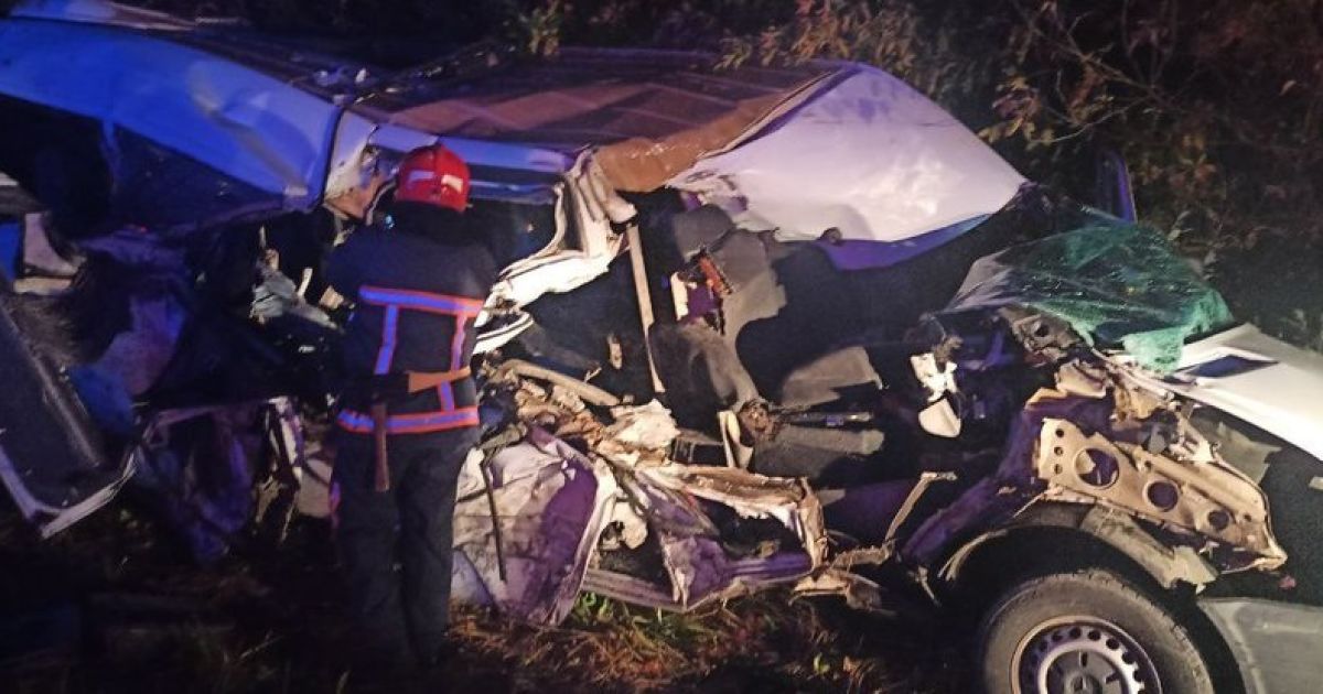 В Ровенской области маршрутка врезалась в фуру: есть жертвы