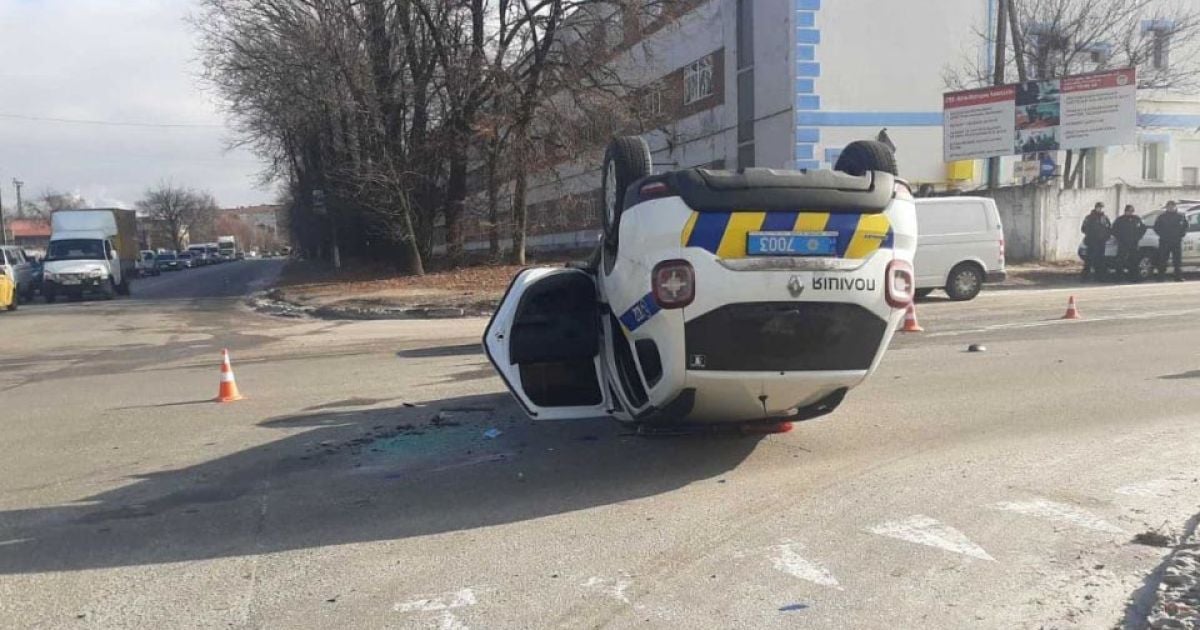 У Полтаві авто патрульних після зіткнення перекинулося на дах: правоохоронці травмувалися