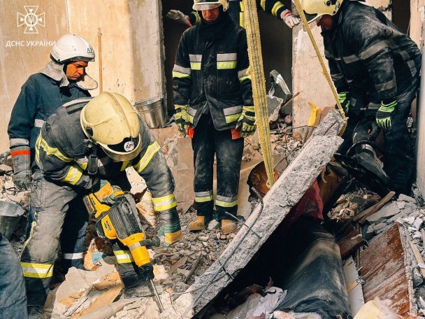 В Одесі під завалами будинку знайшли жінку з немовлям. / © ДСНС