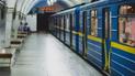 В Киеве девушка прыгнула на рельсы метро и шла навстречу поезду (фото)