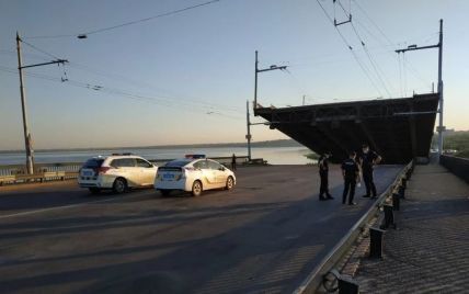 "Сломанный" разводной мост в Николаеве заварили намертво 10-тонными блоками