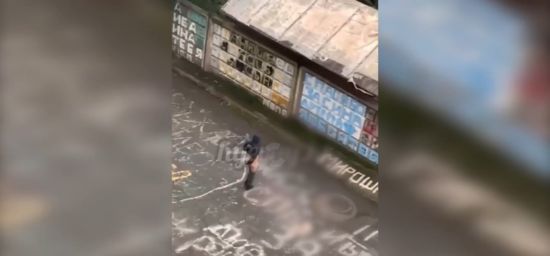 У Кривому Розі під пологовим будинком новоспечений батько влаштував "голий" перформанс (відео)
