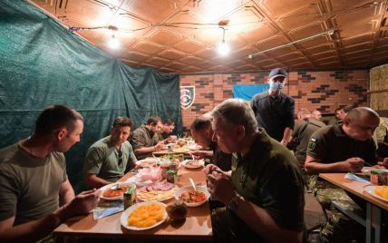"Печиво, вафлі і бутріки": Зеленський розповів, як обідав і ночував з військовими на Донбасі