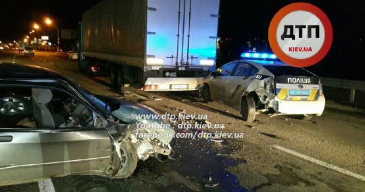 Авто полиции въехало в грузовик