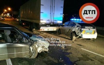 В Киеве авто патрульной полиции въехало в грузовик