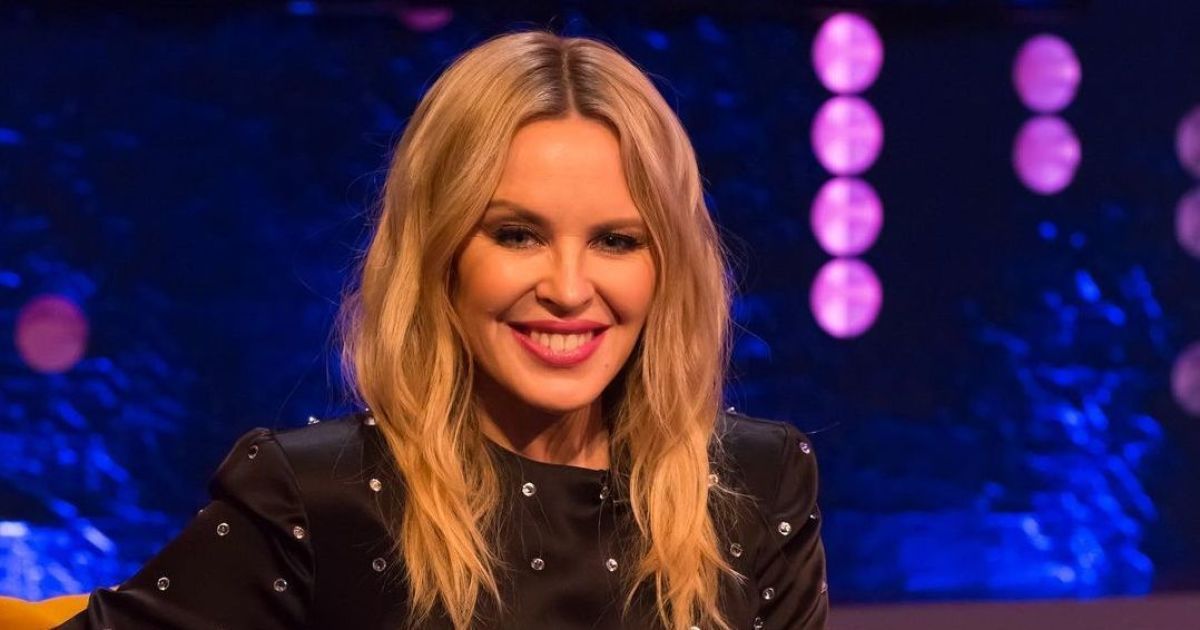 52-летняя Кайли Миноуг в экстремальном мини восхитила стройными ножками