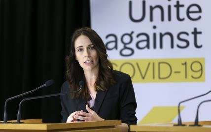 Яка гарна: прем'єр-міністерка Нової Зеландії виступила перед пресою в ефектному образі