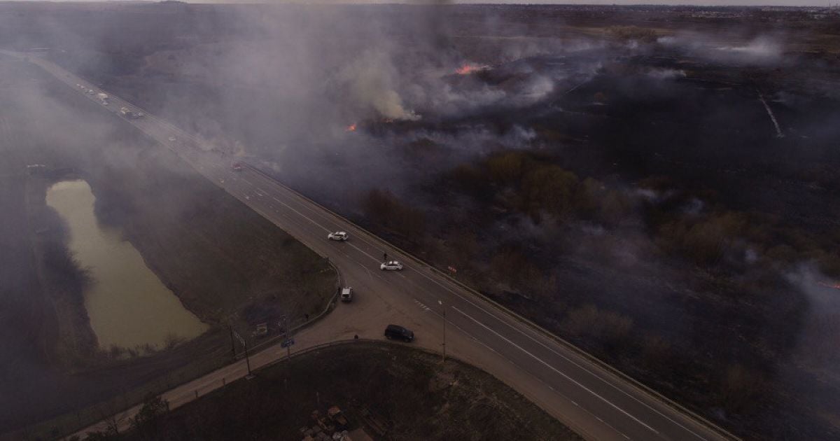 Полиция ограничила движение на трассе Киев-Чоп из-за поджога сухой травы