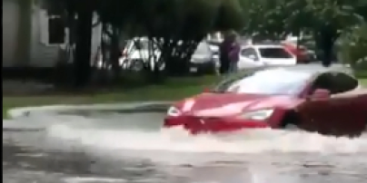 Очевидцев шокировала Tesla, которая проехала полностью затопленной улицей