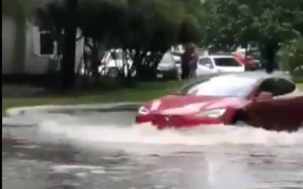 Очевидцев шокировала Tesla, которая проехала полностью затопленной улицей