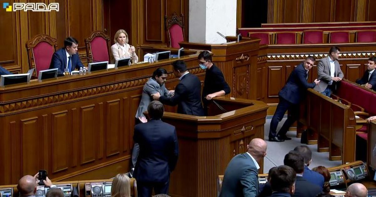 Тищенко снова отличился в Раде: выбежал к трибуне и напал на Лероса