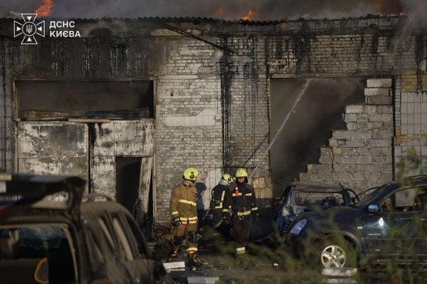Росіяни вдарили по Києву балістикою. / © ДСНС