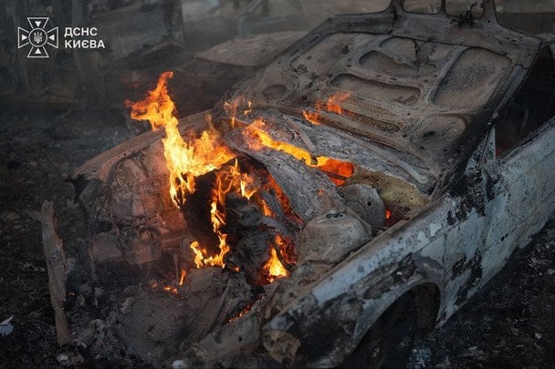 Росіяни вдарили по Києву балістикою. / © ДСНС
