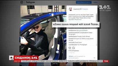 Ілон Маск подарував матері новий електромобіль