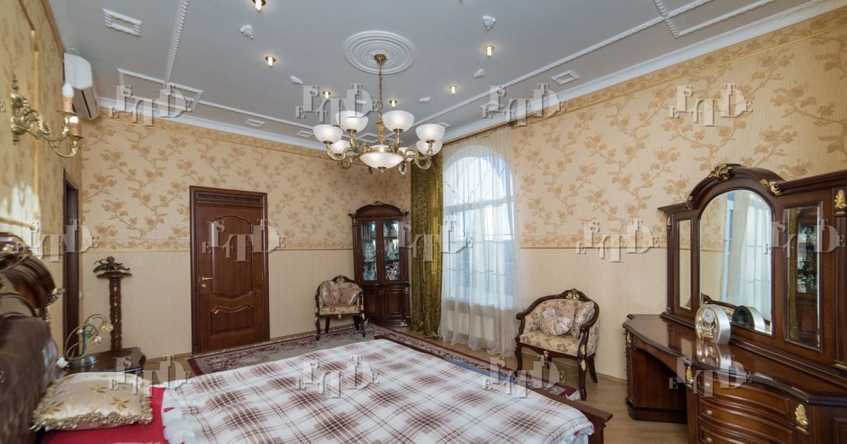 Під Києвом продають триповерховий будинок колишнього генпрокурора-втікача Пшонки