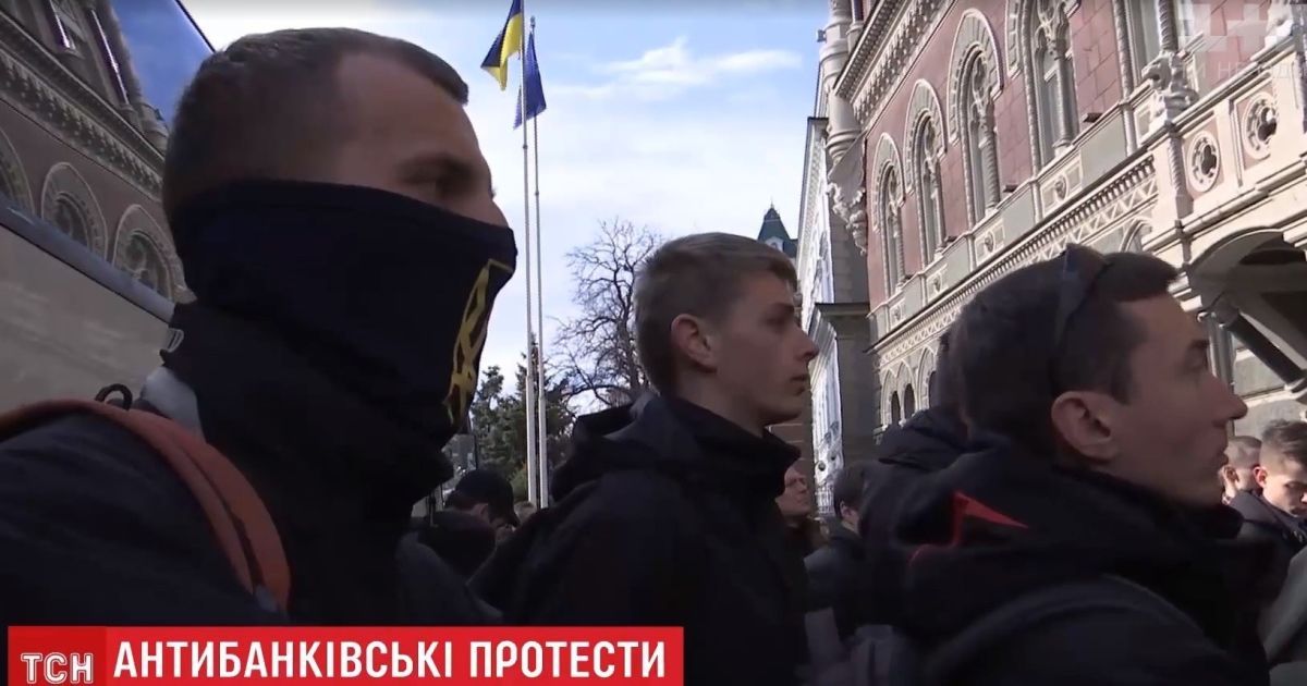 Доллар по 8 и Гонтареву в отставку: пикет возле НБУ перекрыл Институтскую