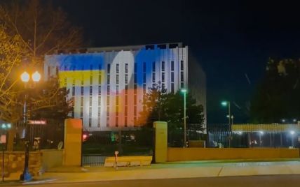 На российском посольстве в Вашингтоне появилось изображение украинского флага: как отреагировали дипломаты (видео)