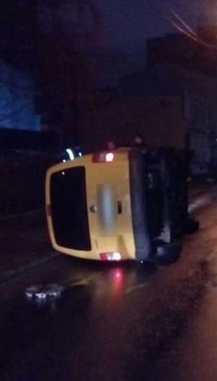 В Киеве пьяный водитель влетел в припаркованное авто, а затем прилег на месте аварии отдохнуть