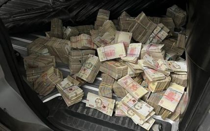 Повна машина готівки: українець намагався перевезти через кордон 9 млн купюрами по 100 грн (фото)