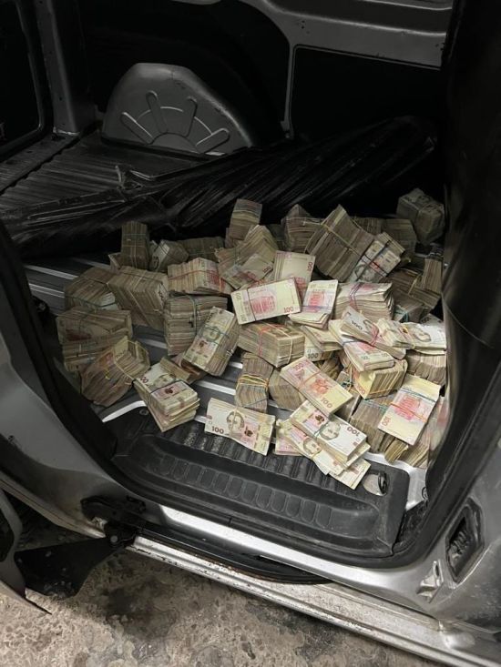 Повна машина готівки: українець намагався перевезти через кордон 9 млн купюрами по 100 грн (фото)