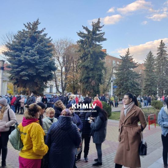 У Хмельницькиму після посилення карантину люди масово кинулися до пунктів COVID-вакцинації