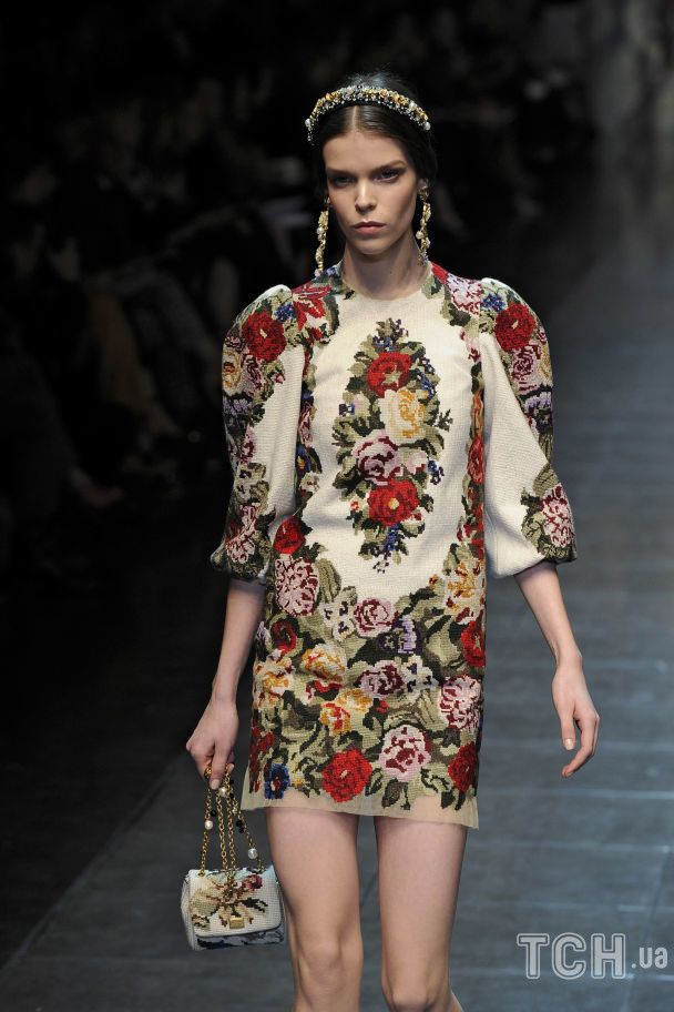 Модель на подіумі представляє вбрання з колекції Dolce & Gabbana осінь/зима 2012 / © Getty Images