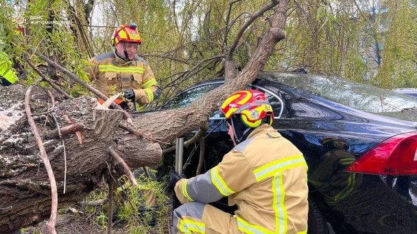 Смертельний буревій пройшовся Україною: є загиблі, серед постраждалих дитина — подробиці