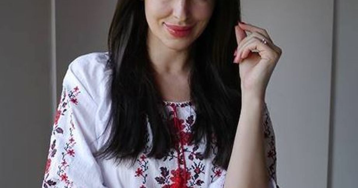 Мерило позирует перед камерами в эффектных образах