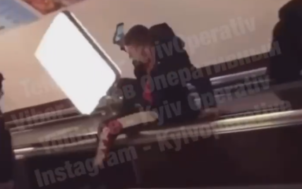 Прокатился между перилами ради крутого видео: в киевском метро парень сломал ситилайт (видео)
