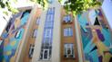 Два обличчя, які намагаються порозумітися: на стіні київської школи з'явився мурал