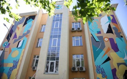 Два лица, которые пытаются объясниться: на стене киевской школы появился мурал