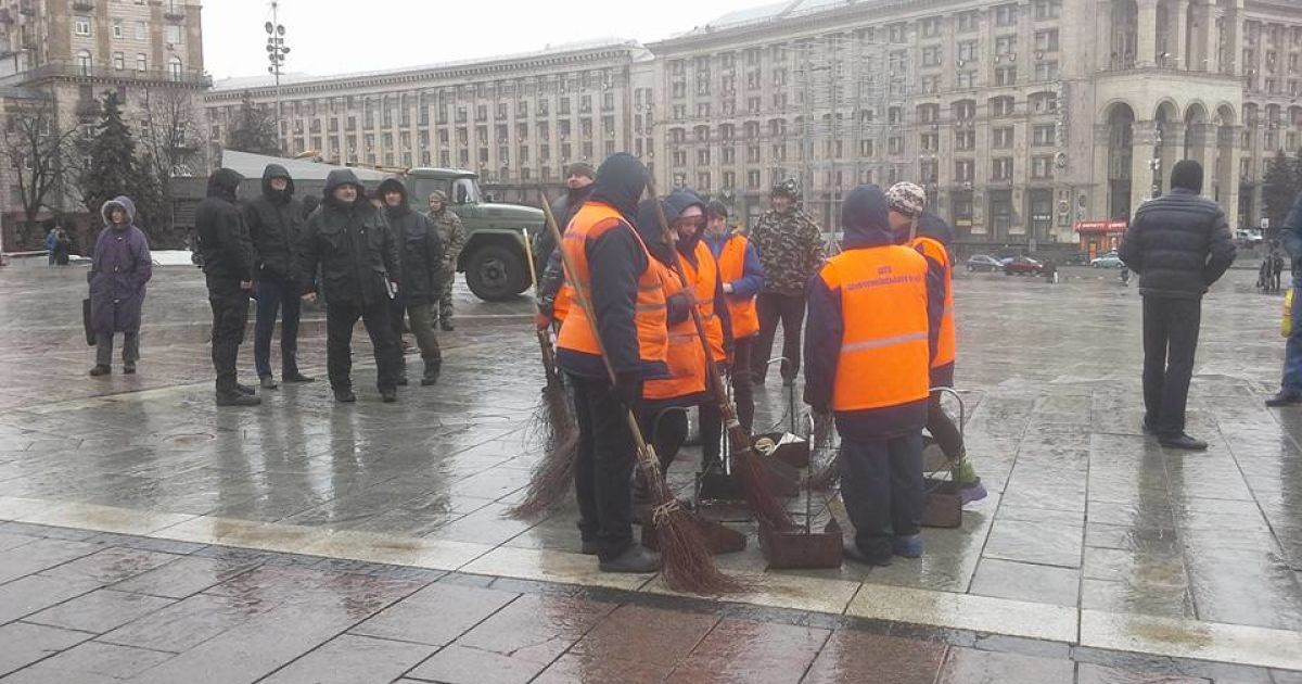 Співробітники комунальних служб Києва демонтують намети / © Facebook.com/Олександр Рудоманов
