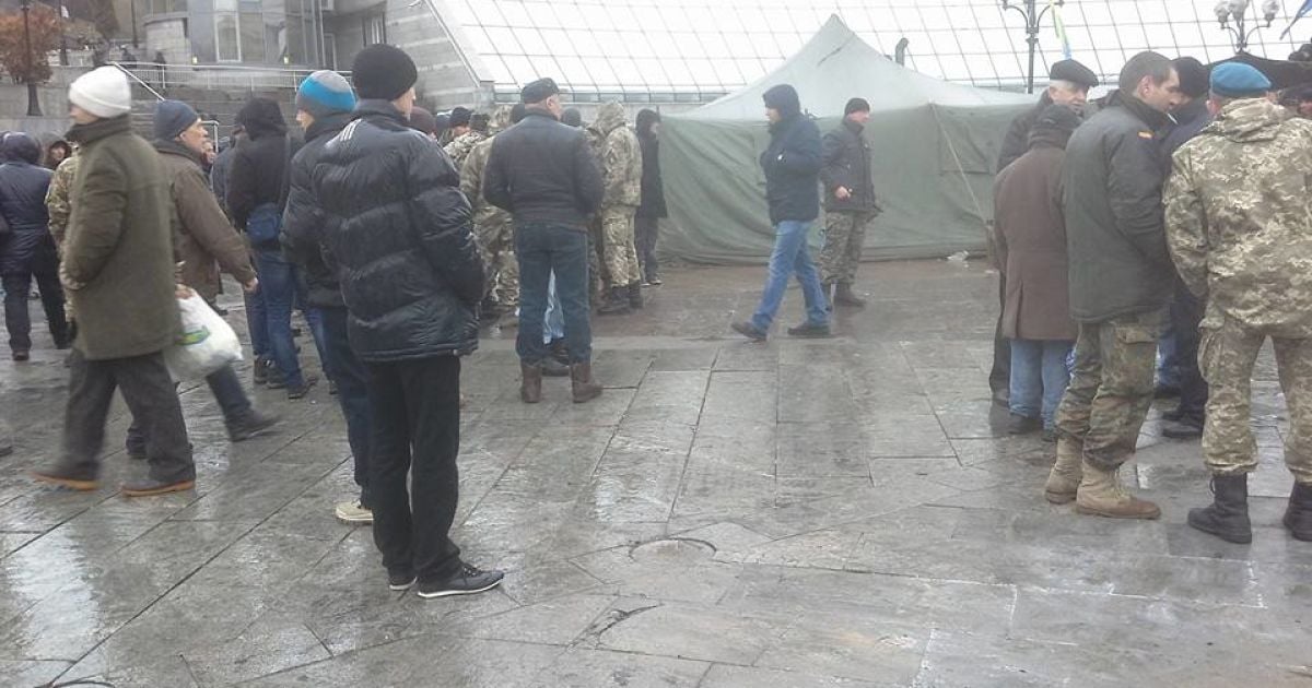 майдан прибирають_1 / © Facebook.com/Олександр Рудоманов