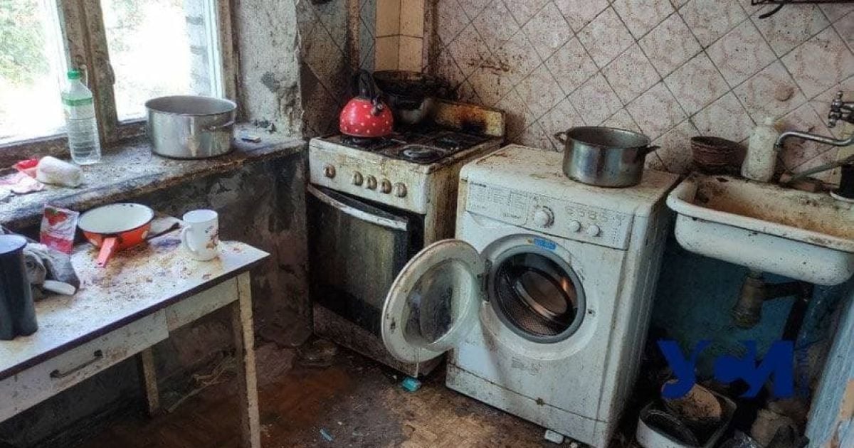 У одесситки, которая превратила квартиру в свалку, забрали 9-летнего сына (фото)