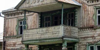 Заброшенная красота, которая завораживает: в Сети показали, как разрушается уникальная деревянная больница под Харьковом (фото)