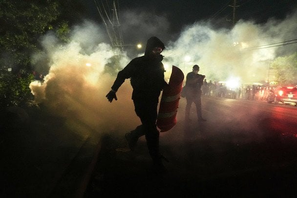 1 июня 2026 года. По меньшей мере, 20 протестующих задержали возле миграционного центра Delaney Hall в Ньюарке, штат Нью-Джерси. После введения комендантского часа полиция применила слезоточивый газ и разогнала толпу. Протесты возле центра продолжаются с 22 мая после критики условий содержания мигрантов со стороны представителей Демократической партии. По сообщениям, часть заключенных в центре начала голодовку из-за условий пребывания. / © Associated Press