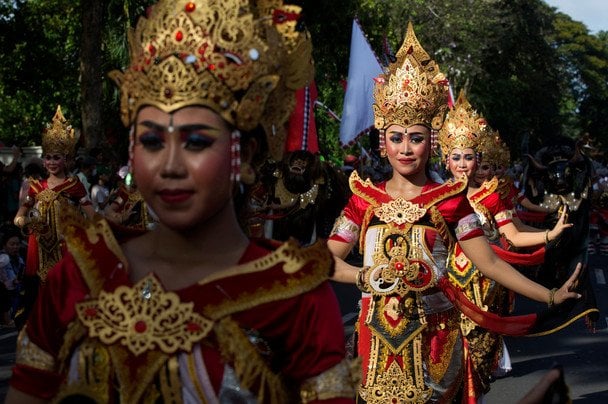 17 июня 2026 года. На Бале состоялся ежегодный Фестиваль Искусств (PKB или Bali Arts Festival). Это самое масштабное культурное событие в Индонезии, которое длится в течение месяца. Цель фестиваля — презентовать и сохранять культурное наследие Индонезии. Каждый год со всех уголков страны сюда съезжаются разные коллективы и представляют свою уникальную культуру. Для местных жителей это событие является культовым.