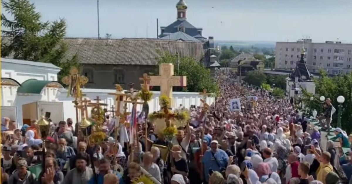 Священник УПЦ МП во время крестного хода несколько раз покупал алкоголь – СМИ