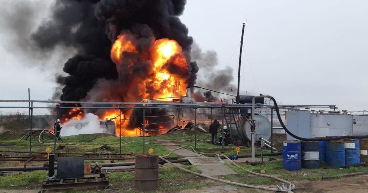 Пожар на нефтебазе в севастополе. Феодосия нефтебаза горит. Нефтебаза в василькове. Морской нефтяной терминал феодосия. Феодосия нефтебаза горит.