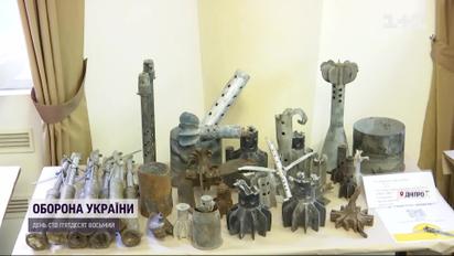 У Дніпрі показали на виставці рештки ракет, випущених по області