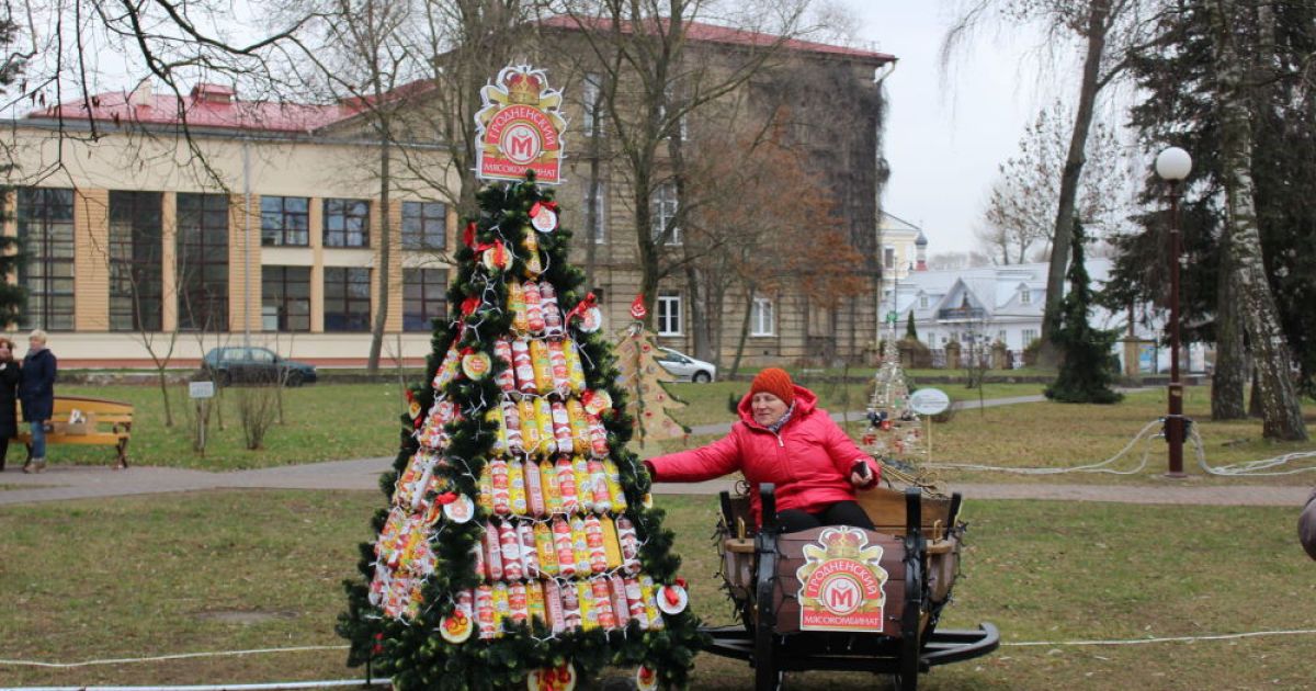 У Білорусі зробили ялинки з ковбаси і пляшок до Нового року
