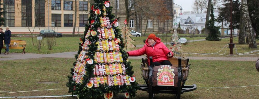 В Беларуси сделали елки из колбасы и бутылок к Новому году