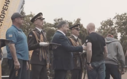 У Мережі з'явилося відео, як ветеран полку "Азов" відмовився потиснути руку Порошенку
